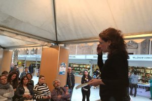 Cristina Fallarás durante la presentación de su nueva novela y la firma de ejemplares posterior.