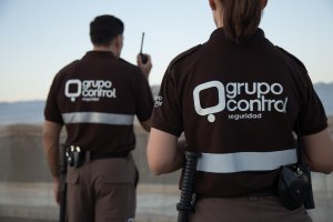 Dos vigilantes de Grupo Control durante un servicio de seguridad.
