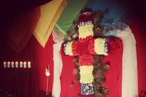 La Cruz de Mayo LGTBI de Colega.
