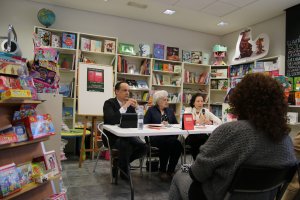La autora (en el centro), junto a Rafael Quirosa y Concha Castro, el jueves en Zebras.