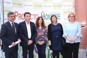 La presentación en Almería del informe de Proyecto Hombre contó con un importante respaldo institucional.