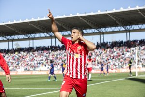 Hicham celebra su gol dirigiéndose a la afición del Almería.