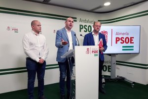 Francisco Conejo y Antonio Pradas, con el secretario de Organización del PSOE de Almería, Antonio Martínez