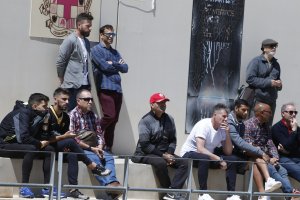 Fran y su cuerpo técnico viendo el Almería B-Loja.