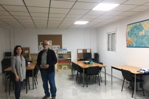 El edil de obras con una trabajadora del centro.