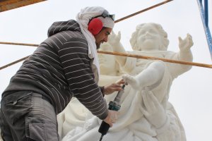 El escultor Roberto Manzano trabaja en el nuevo acabado de la Virgen del Carmen para que luzca una mejor imagen cuando se estrene el nuevo paseo.