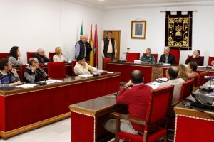 Reunión con los centros educativos celebrada en el Salón de Plenos del consistorio.