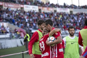 Caballero besa a Hicham tras el gol al filial del Barcelona.