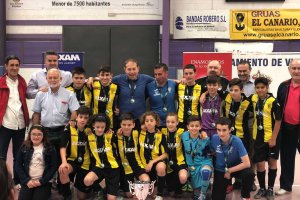 Los campeones de Andalucía posan ante su afición.