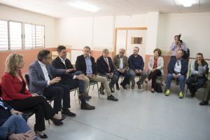 Pedro Sánchez durante la reunión que mantuvo ayer con regantes en Molina de Segura (Murcia).