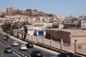 La Alcazaba cobija a estas barriadas de pescadores situadas frente al puerto.