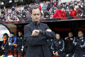 El entrenador del Tenerife mira el tiempo.