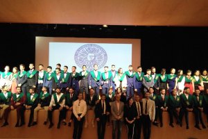 Alumnos de la 3ª promoción del grado de CAFD, con profesores, la decana de la Facultad y el presidente del Colegio de Licenciados y Graduados
