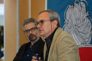 Pablo d\'Ors bajo la atenta mirada de su presentador.