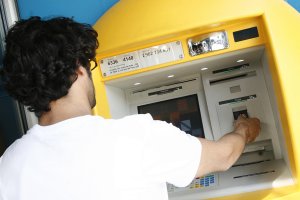 Hay poblaciones  tan deshabitadas en el interior de la provincia en las que han desaparecido también los cajeros electrónicos para sacar dinero.