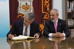 El rector de la UAL, Carmelo Rodríguez, y el alcalde de Vera. Félix López.