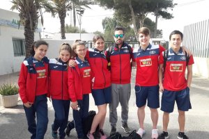 Los nadadores abderitanos tras la competición.