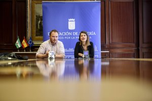 Presentación de la iniciativa ayer con representantes de la Tuna de la UAL y Diputación.