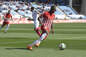 Pervis compite por un puesto con Nano.