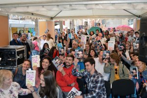 Lectores con sus ejemplares en la firma de Blue Jeans.