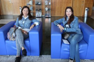 Dos mujeres de origen latinoamericano esperan para acceder al casting.