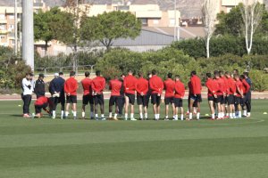 La plantilla atenta a la charla de Fran Fernández.