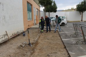 El alcalde y el edil supervisando las obras en el barrio.
