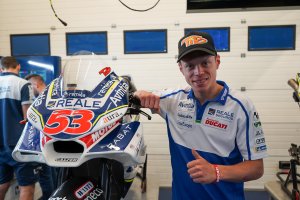 Tito con su Ducati en el box