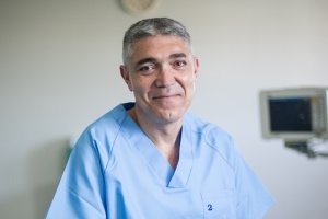 La clínica del Dr. Alarcón está en el Paseo de Almería, 37.