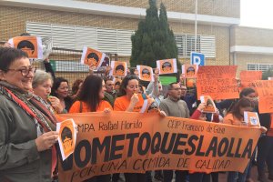 Protesta de los miembros del AMPA Rafael Florido del colegio Goya esta mañana ante las puertas del centro.
