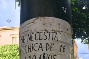 Cartel que puede verse pegado en una farola junto a Puerta Purchena, en la capital.