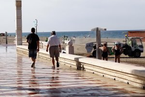 Limpieza en el Paseo Marítimo, en una imagen de archivo
