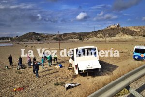 Minibús de una empresa agrícola implicado en el accidente.