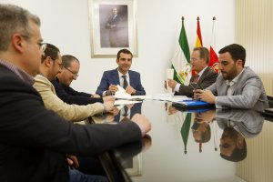 Firma del convenio ayer en la sala de juntas de la Plaza Vieja.