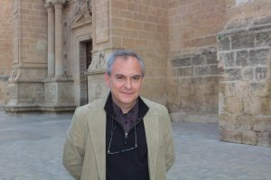 Pablo d’Ors junto a la Catedral de Almería; este lunes presentó en la Feria del Libro su nueva novela, ‘Entusiasmo’.