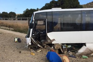 Minibús implicado en el siniestro (imagen de Bomberos del Levante).