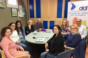 Pacientes de ALAL, con el psicólogo y el trabajador social de la entidad.