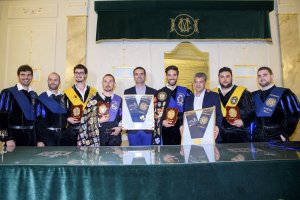 El alcalde de Almería recibe la condecoración de \'Tuno Honorífico\'.