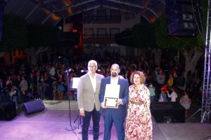 El alcalde, Ismael Torres; José Juan López, pregonero; y Mª Dolores Salmerón, concejala.