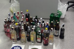 Botellas de alcohol requisadas por la Policía Local de Vera.