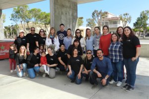 Miembros de la AMPA y algunos de los profesores durante la jornada de convivencia celebrada el viernes.