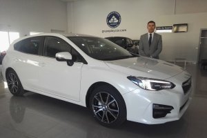 Jose Maria Valdivia del departamento de ventas de Subaru, junto al nuevo Impreza