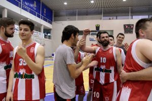 Los jugadores se despiden de su afición.