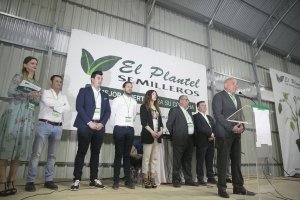 El director general de El Plantel Semilleros, Manuel Escudero, ofreció un discurso de bienvenida durante la inauguración.
