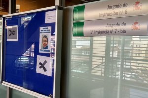 Cartel en recuerdo de Gabriel Cruz cuelga en las oficinas de los Juzgados de Instrucción de Almería.