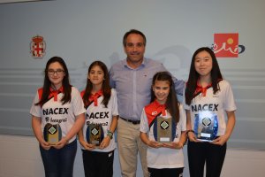 Juanjo Segura con las campeonas.