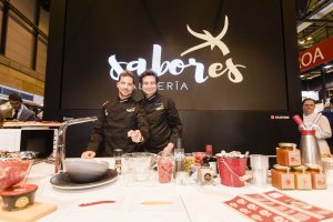 David Bisbal y Pepe Rodríguez, durante el show de cocina en vivo.