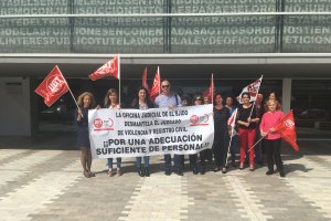 Funcionarios durante la protesta que convocó el sindicato UGT ayer a las puertas de los Juzgados de El Ejido.