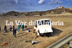 El minibús de la empresa agrícola implicado en el accidente.