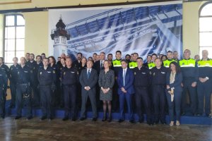 Foto de familia de autoridades y agente